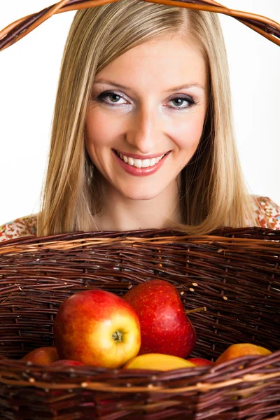 Skönhet blond flicka med apple isolerad på vit — Stockfoto