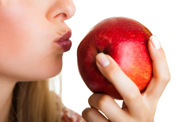 Belleza chica rubia con manzana aislada en blanco —  Fotos de Stock