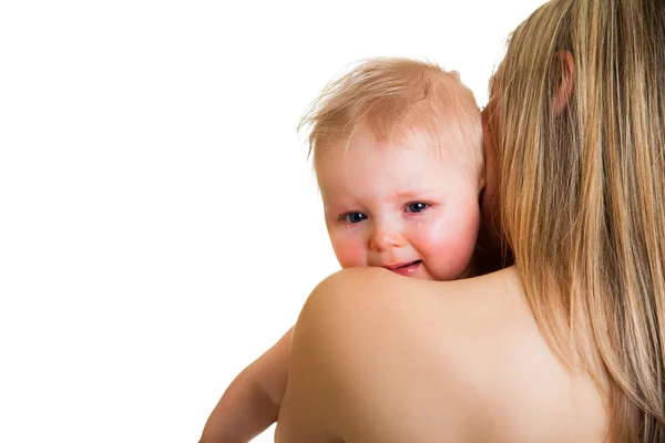 Matka conforting płacz niemowląt dziewczyna na białym tle — Zdjęcie stockowe