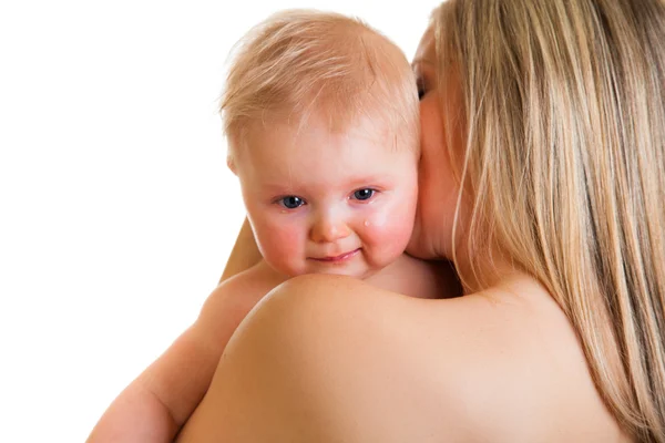 Matka conforting płacz niemowląt dziewczyna na białym tle — Zdjęcie stockowe