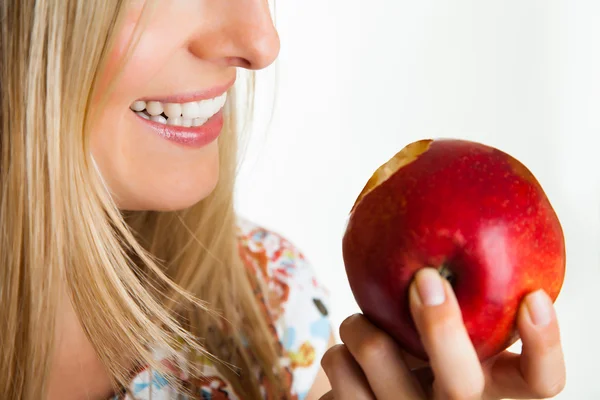 Skönhet blond flicka med apple isolerad på vit — Stockfoto