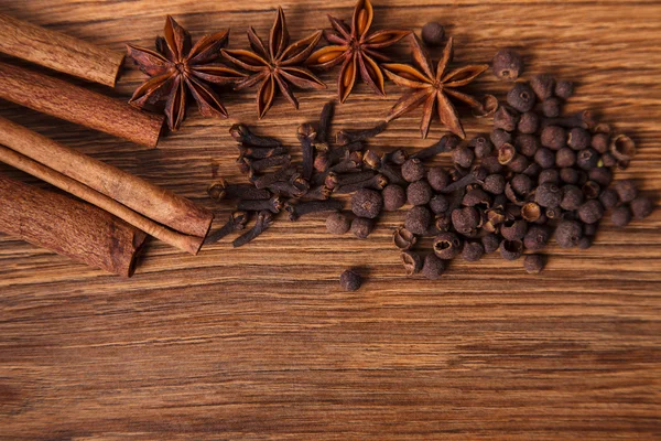 Ram sammansättning av kryddor på trä, anis, kanel, peppar, lagerblad — Stockfoto