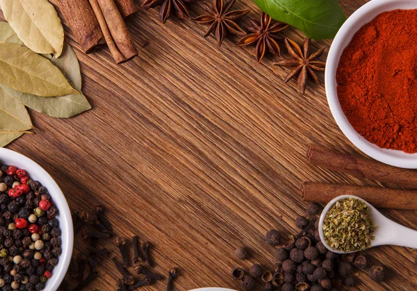 Frame samenstelling van specerijen op hout, anijs, kaneel, peper, laurier — Stockfoto