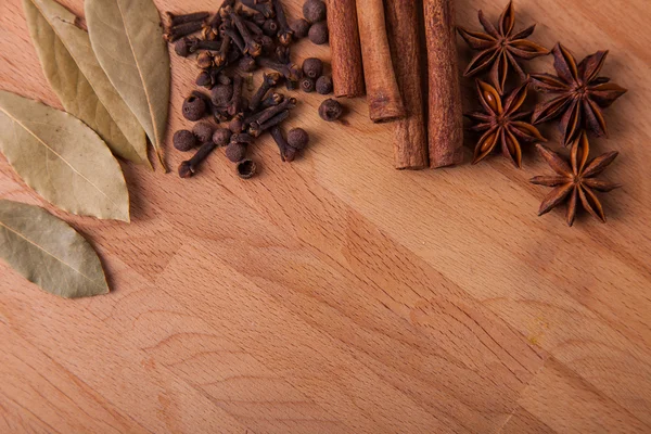 Frame samenstelling van specerijen op hout, anijs, kaneel, peper, laurier — Stockfoto