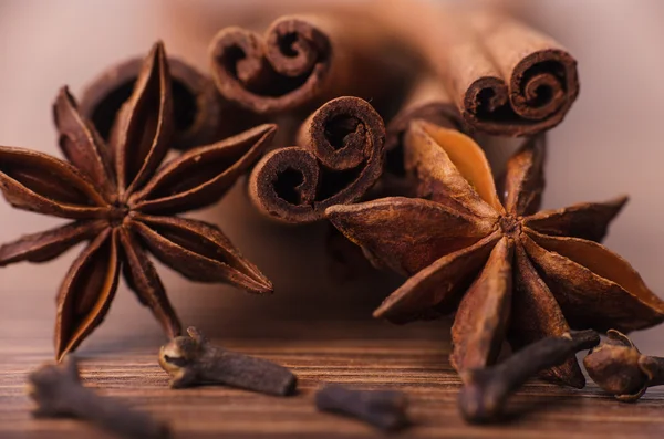 Close-up van kaneelstokjes en anijs sterren specerijen — Stockfoto
