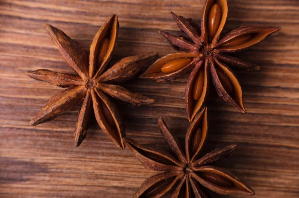 Closeup de paus de canela e anis estrelas especiarias — Fotografia de Stock