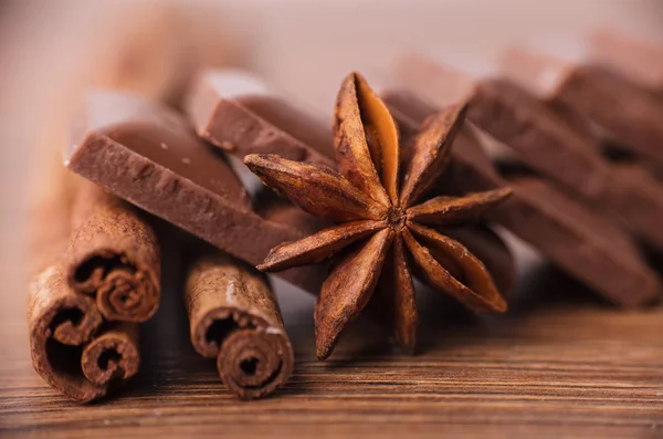 Primer plano de palos de canela y chocolate — Foto de Stock