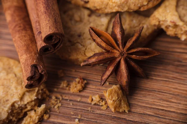 Close-up van kaneelstokjes en chocolade — Stockfoto
