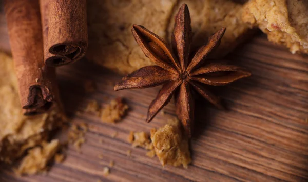 Close-up van kaneelstokjes en chocolade — Stockfoto