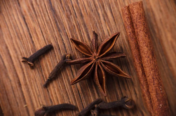 Крупним планом коричневі палички і шоколад — стокове фото