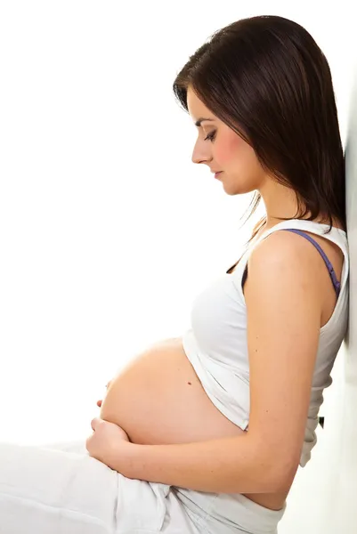 Zwangere brunette geïsoleerd op wit — Stockfoto