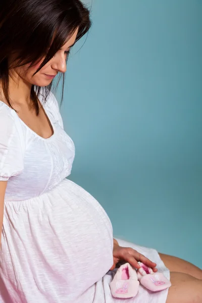 Mulher grávida em fundo azul — Fotografia de Stock