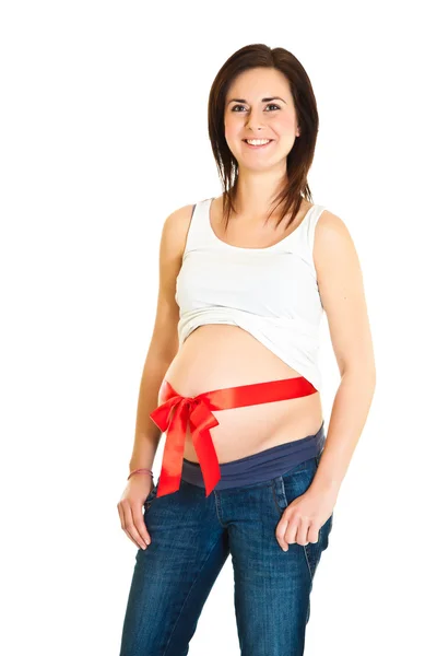 Bruna donna incinta con nastro rosso isolato su bianco — Foto Stock