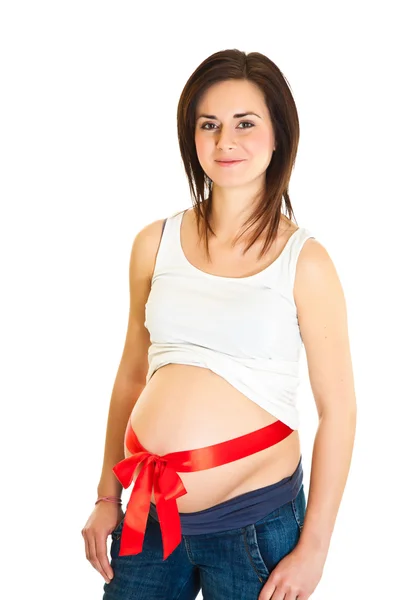 Mujer embarazada morena con cinta roja aislada en blanco — Foto de Stock