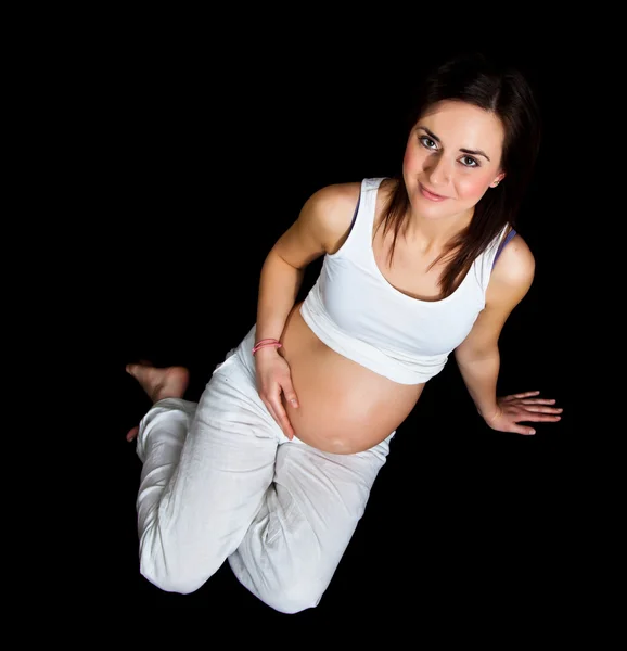 Femme enceinte isolée sur noir — Photo