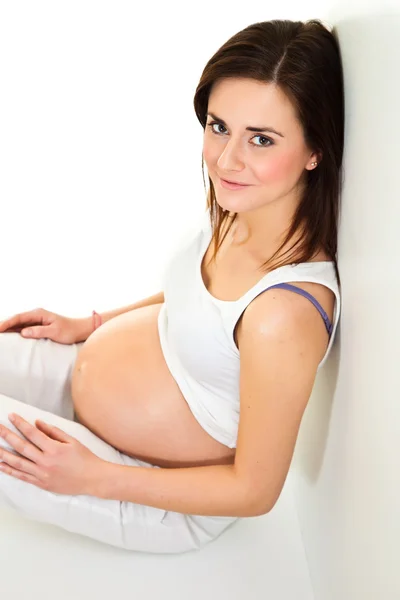 Morena grávida isolada em branco — Fotografia de Stock