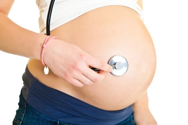 Gravid kvinna undersöker buken med stetoskop isolerade — Stockfoto