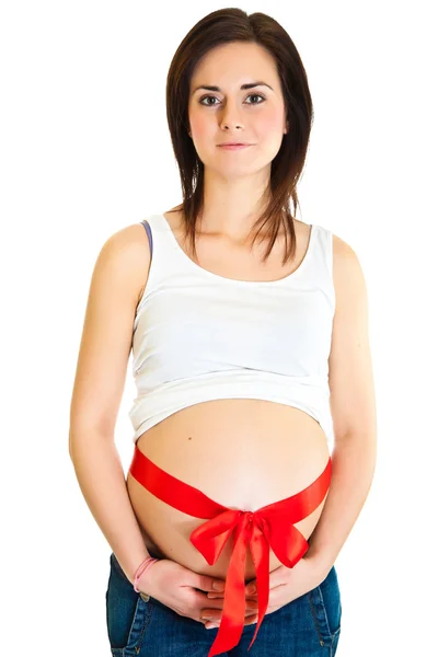 Bruna donna incinta con nastro rosso isolato su bianco — Foto Stock