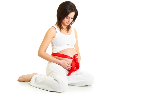Barna terhes nő elszigetelt fehér piros szalaggal — Stock Fotó