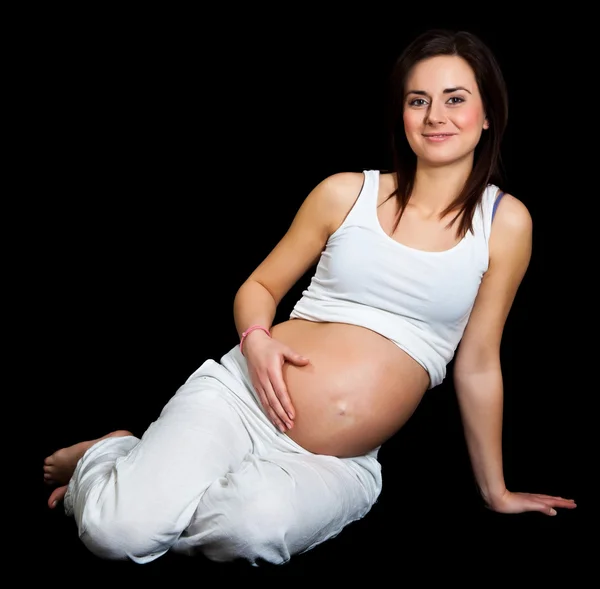 Gravid kvinna isolerade på svart — Stockfoto
