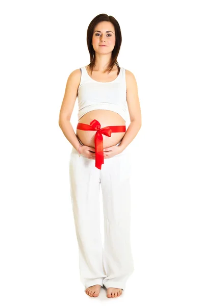 Morena mulher grávida com fita vermelha isolada em branco — Fotografia de Stock