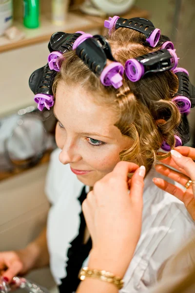 stock image Woman curling hair