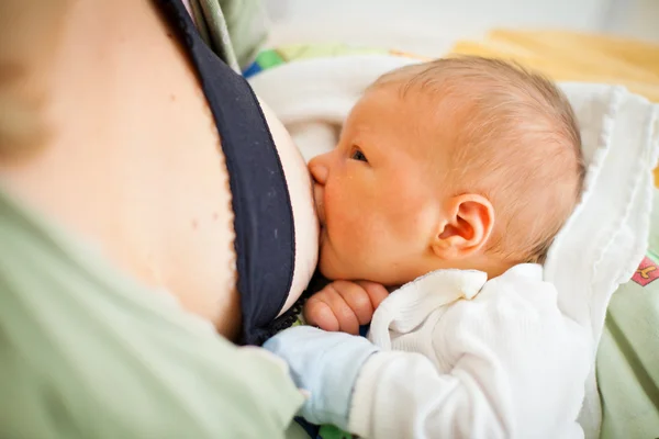 Yeni doğmuş bebek ile anne — Stok fotoğraf