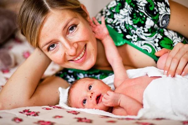 Mor med nyfödda — Stockfoto
