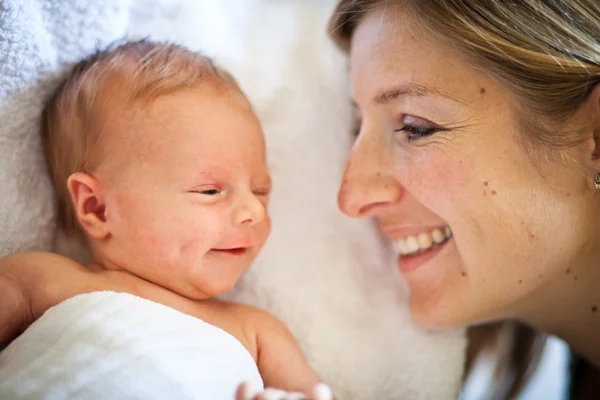 Yeni doğmuş bebek ile anne — Stok fotoğraf