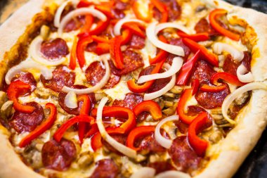 ev yapımı taze ve lezzetli pizza