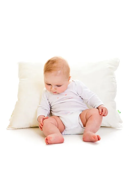 Söt spädbarn flicka learinging att sitta isolerade på vit — Stockfoto