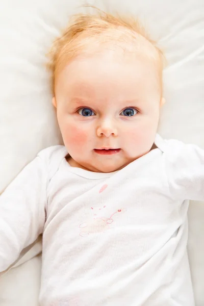 Beaufiful caucasien bébé fille isolé sur blanc — Photo