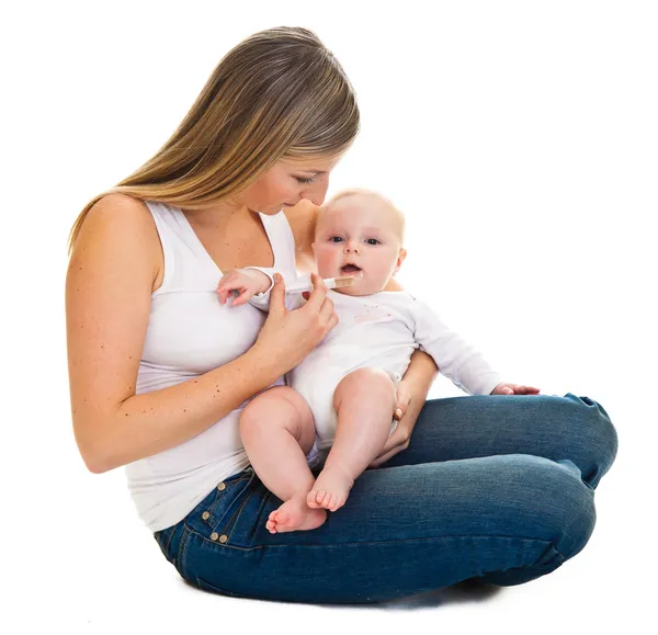 Mãe dando vitaminas para menina infantil isolado no branco — Fotografia de Stock