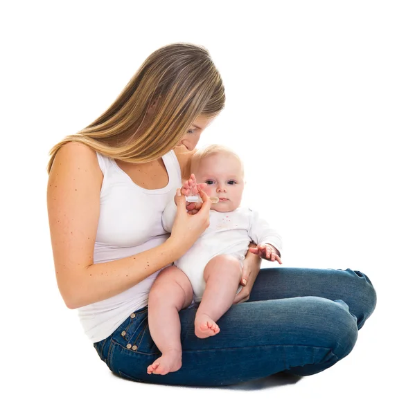 Matka podając witaminy dla niemowląt dziewczyna na białym tle — Zdjęcie stockowe