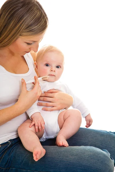 维生素给孤立在白色的女婴的母亲 — 图库照片