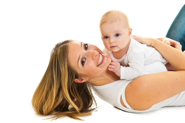 Mãe com bebê bebê bebê menina feliz e bonito isolado no branco — Fotografia de Stock