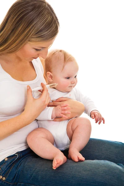 维生素给孤立在白色的女婴的母亲 — 图库照片