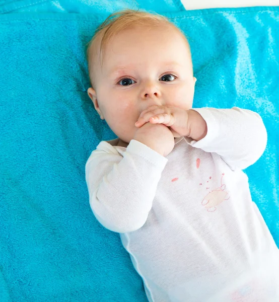 Beauftragte kaukasische Säugling Baby Mädchen isoliert auf weiß — Stockfoto