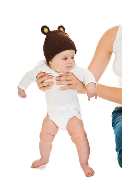 Sevimli bebek bebek kız üzerinde izole beyaz durmak öğrenme — Stok fotoğraf