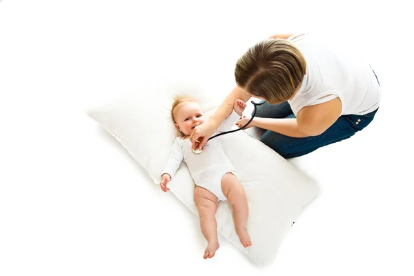 Anya ausculating aranyos csecsemő baba lány elszigetelt fehér — Stock Fotó