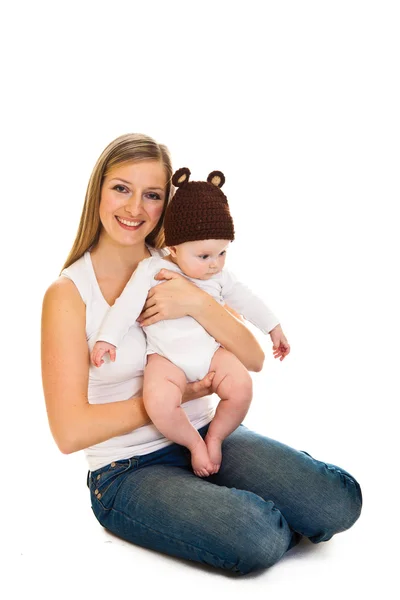 Mère avec bébé heureux et mignon fille isolée sur blanc — Photo