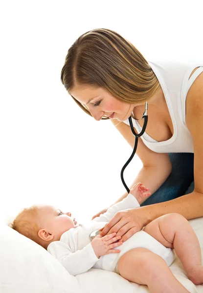 Matka ausculating ładny niemowlę dziecko dziewczynka na białym tle — Zdjęcie stockowe
