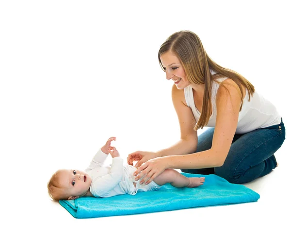 Matka z szczęśliwy i ładny niemowlę dziecko dziewczynka na białym tle — Zdjęcie stockowe