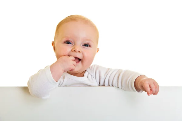 화이트 보드 뒤에 절연된 beaufiful 백인 유아 아기 — 스톡 사진