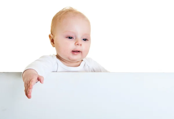 Beyaz tahta arkasında izole beaufiful beyaz bebek bebek — Stok fotoğraf