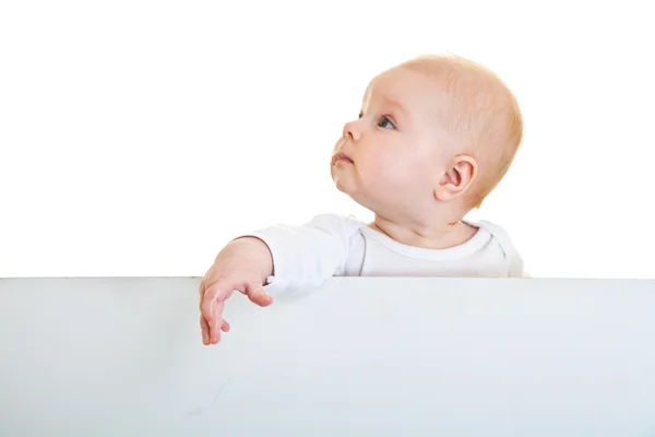 Geïsoleerde beaufiful Kaukasische baby baby achter whiteboard — Stockfoto