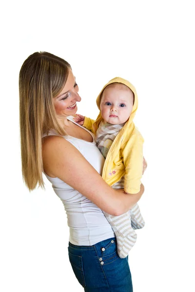 白で隔離される幸せ、かわいい乳児の赤ちゃん女の子と母 — ストック写真