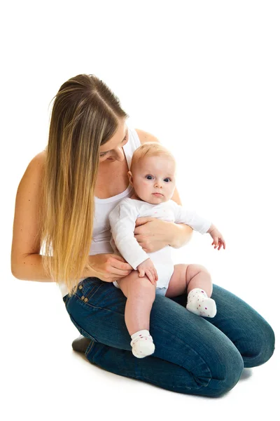 Anne ile üzerine beyaz izole mutlu ve sevimli bebek bebek kız — Stok fotoğraf