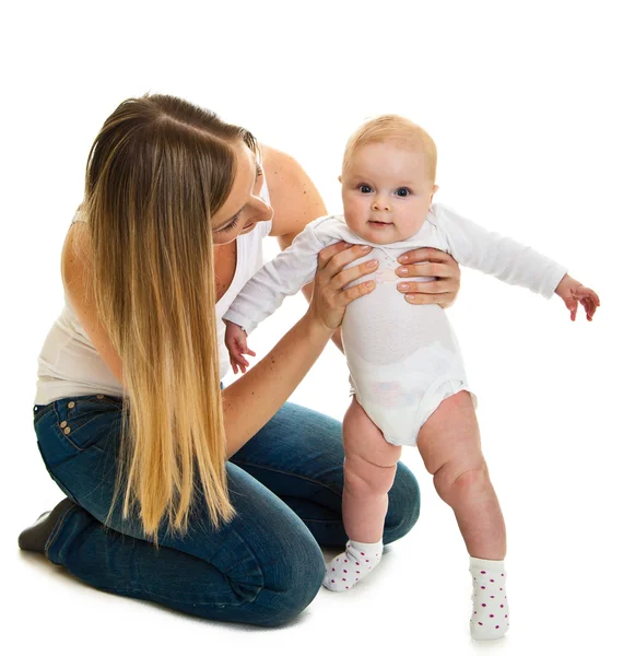 Schattige baby baby girl leren zich geïsoleerd op wit — Stockfoto