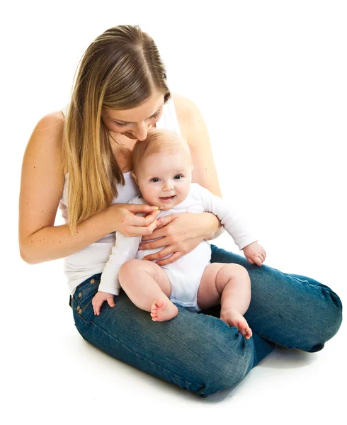 Mãe dando vitaminas para menina infantil isolado no branco — Fotografia de Stock